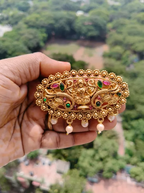 Lakshmi oval shape centre clip